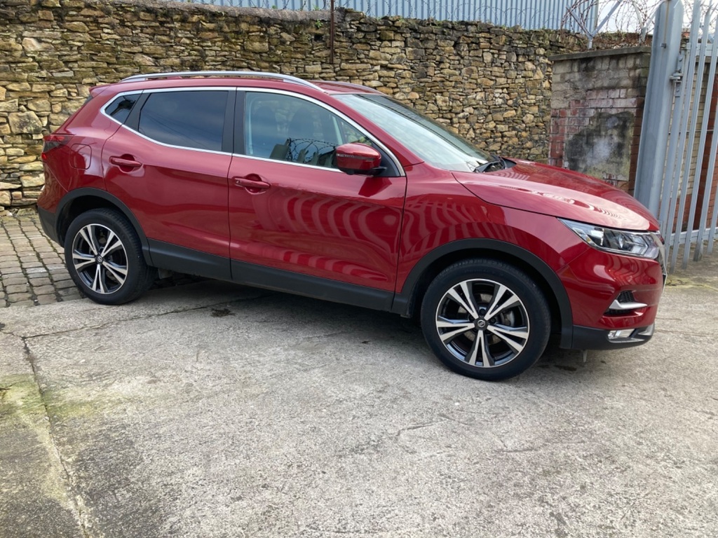 Compare Nissan Qashqai Hatchback N-connecta Dig-t 2018 FY18ZHV Red