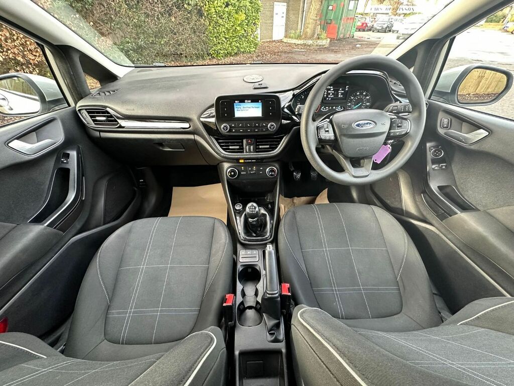 Compare Ford Fiesta Hatchback Style Tdci 2018 SIG7859 Silver