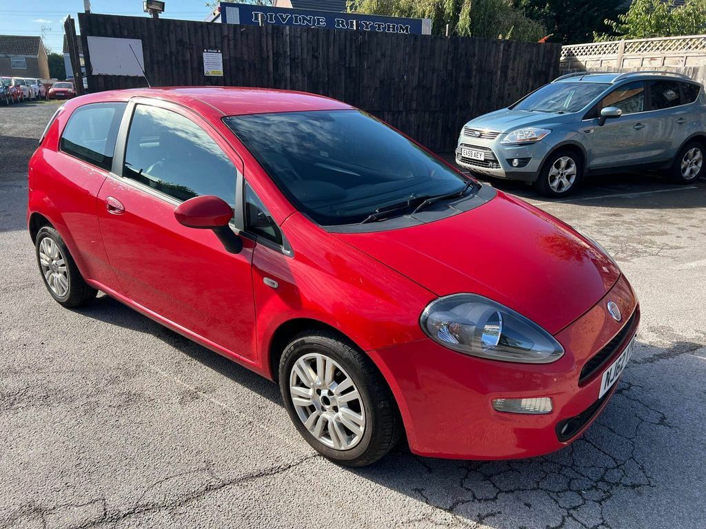 Compare Fiat Punto 1.4 Easy Euro 5 Ss NJ62YYE Red