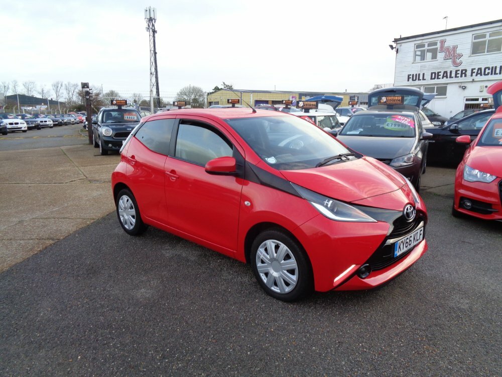 Compare Toyota Aygo 1.0 Vvt-i X-play 5-Door KY66KLF Red