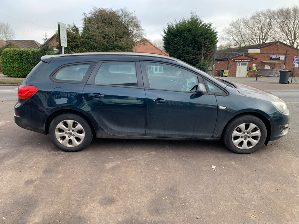 Compare Vauxhall Astra 1.6 Design YG15AUV Green