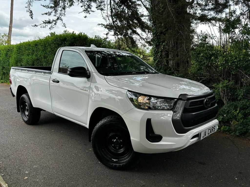 Compare Toyota HILUX 2.4 D-4d Active 4Wd Euro 6  White