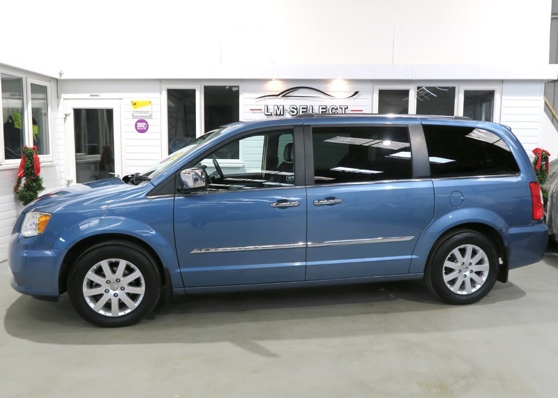 Compare Chrysler Voyager Crd Grand Limited 165 NX62YFZ Blue