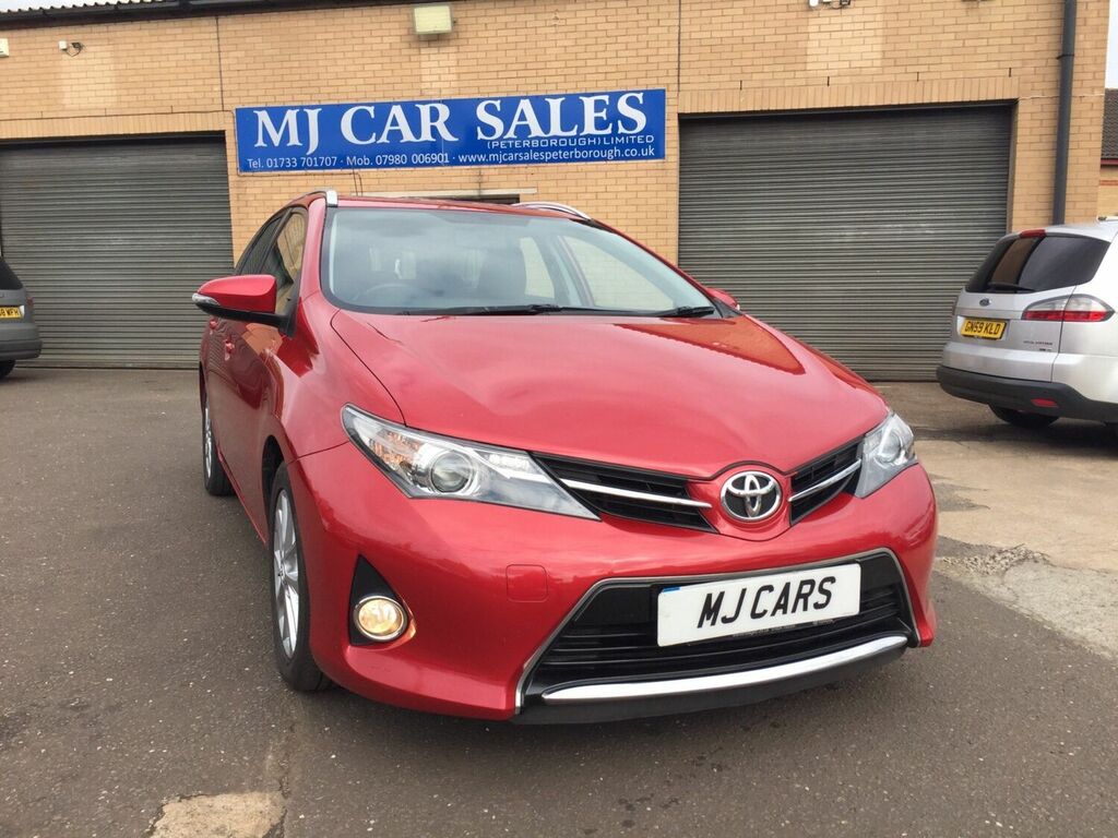 Compare Toyota Auris 1.4 D EK14NKW Red