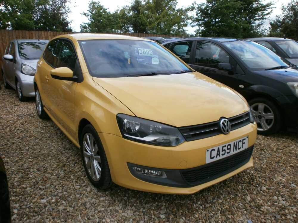 Compare Volkswagen Polo 1.2 70 Moda Ac CA59NCF Yellow
